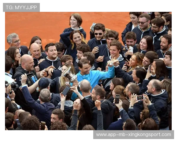 冠军球队训练公开日粉丝近距离见证备战日常,冠军合集